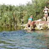 Con i suoi 400 metri di lunghezza questo corso d�acqua si contraddistingue proprio per la bassa temperatura (tra i 5 e i 12 gradi circa), che per� non scoraggia i bagnanti: sono in molti infatti tuffarvicisi, nuotando fino allo Jonio